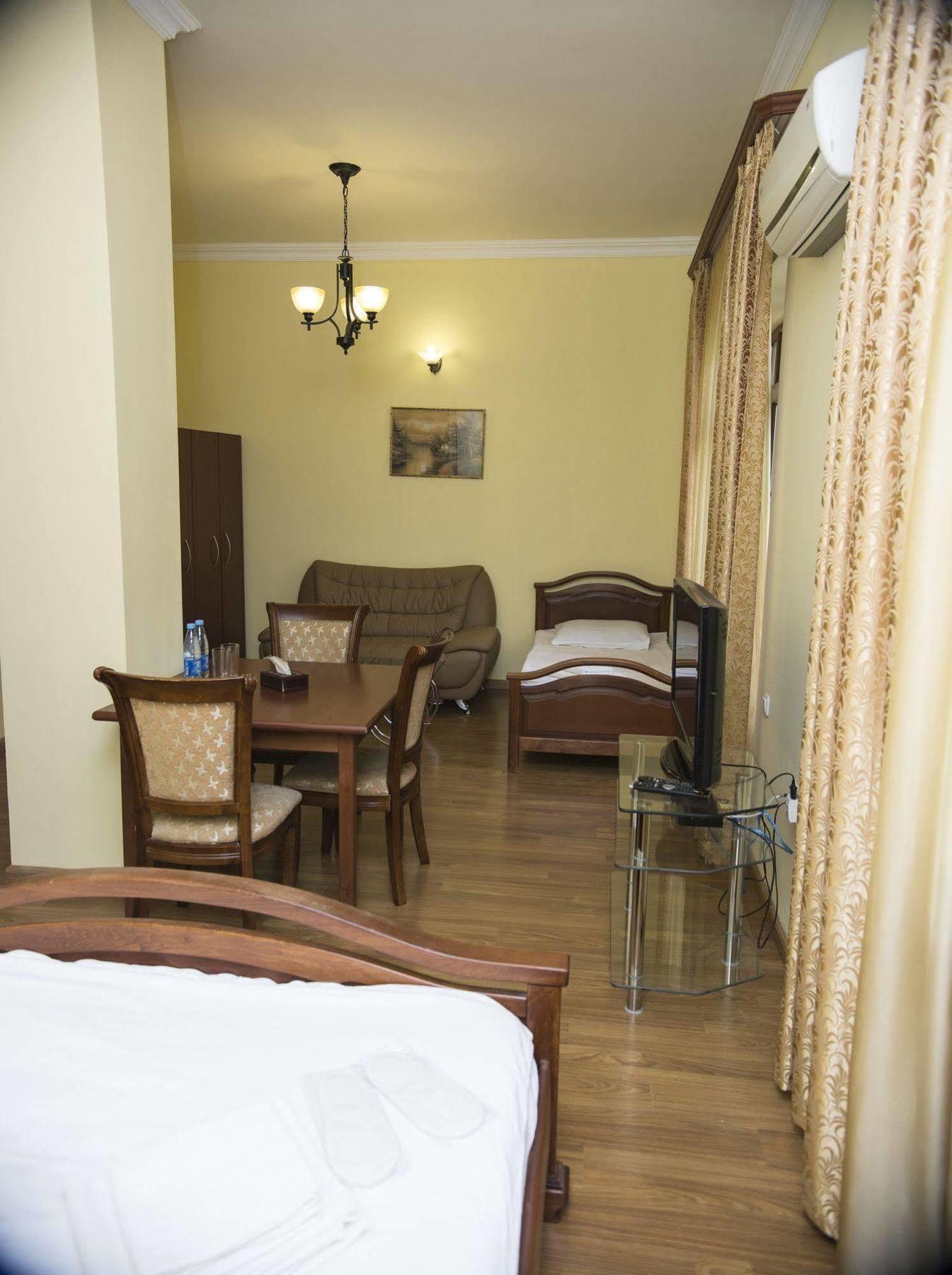 Capital Hotel Jerevan Eksteriør billede